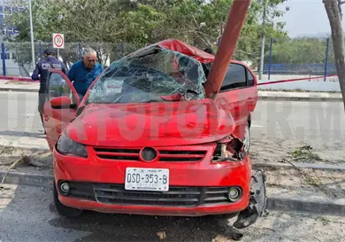 Queda prensado luego de estamparse en luminaria