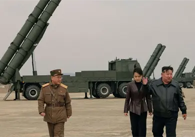 Realizan ejercicio con lanzacohetes múltiples