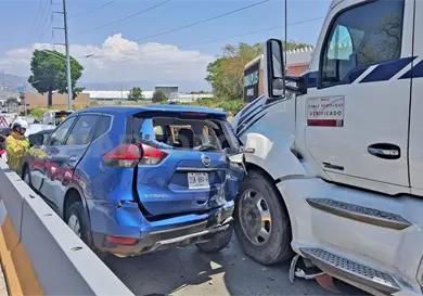 Tráiler embiste a seis vehículos en libramiento Tráiler embiste a seis vehículos en libramiento