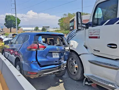 Tráiler embiste a seis vehículos en libramiento Tráiler embiste a seis vehículos en libramiento