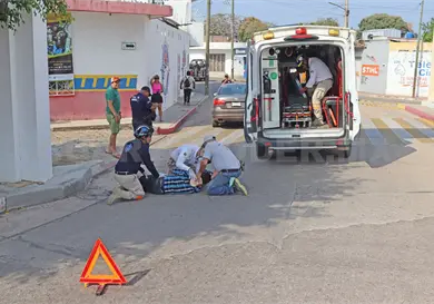 Transeúnte cruza sin precaución y lo impactan Transeúnte cruza sin precaución y lo impactan