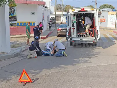 Transeúnte cruza sin precaución y lo impactan Transeúnte cruza sin precaución y lo impactan