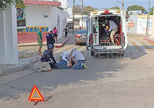 Transeúnte cruza sin precaución y lo impactan
