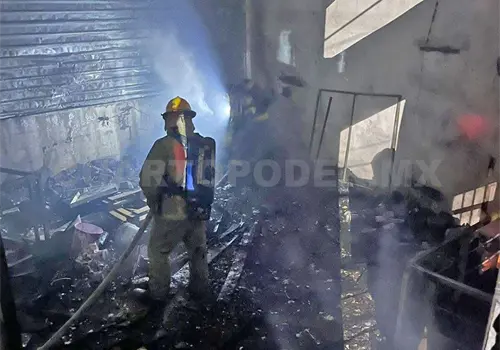 Voraz fuego consume carpintería en colonia