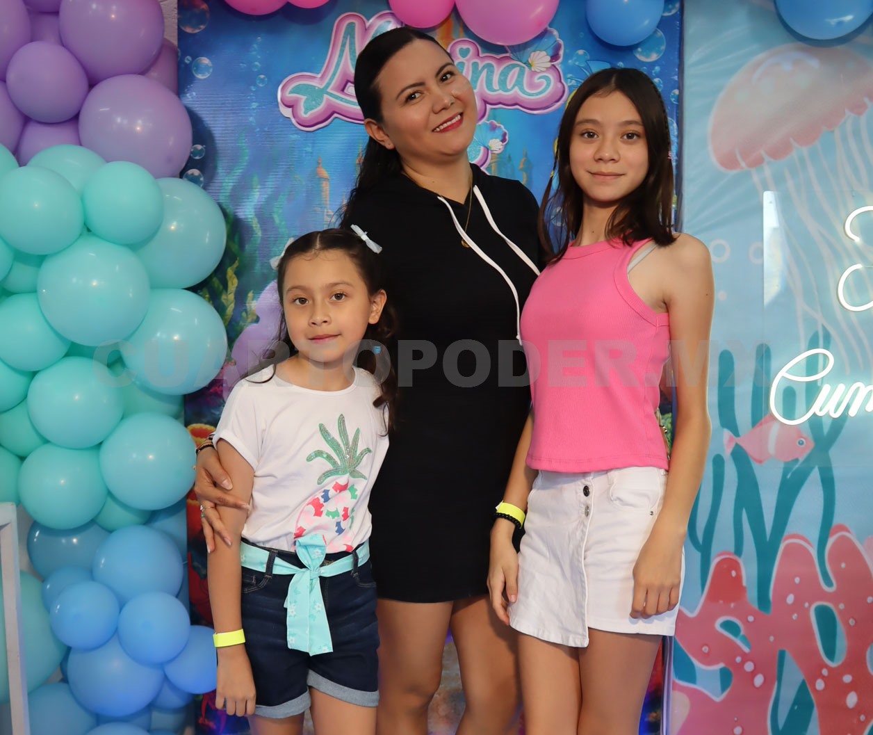 Marina festeja su cumpleaños bajo el mar