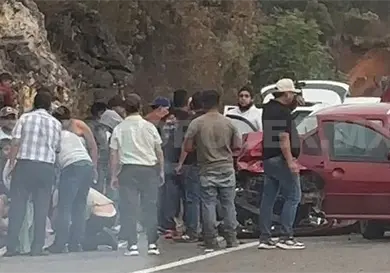 Cinco lesionados en brutal colisión de autos Cinco lesionados en brutal colisión de autos