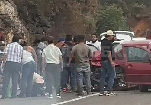 Cinco lesionados en brutal colisión de autos
