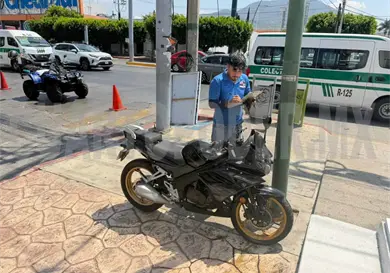 Lo impacta un automóvil y acaba en estado crítico