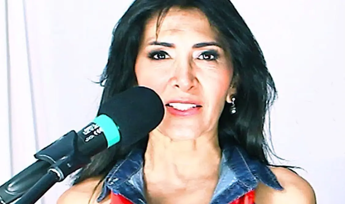 Flor Yvone le canta a la mujer