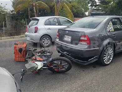 Queda atrapado entre autos por carambolazo Queda atrapado entre autos por carambolazo