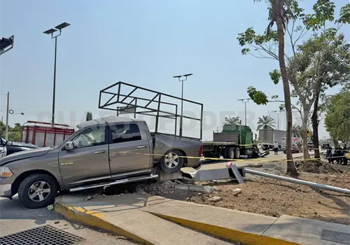 Pick up casi pierde la góndola tras colisión