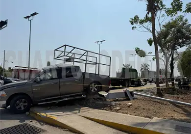 Pick up casi pierde la góndola tras colisión