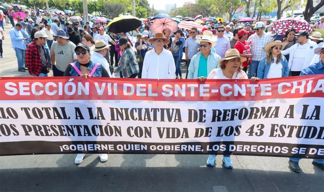 Los docentes marcharon desde la Diana Cazadora y se quedaron en plantón en el centro. Diego Pérez / CP