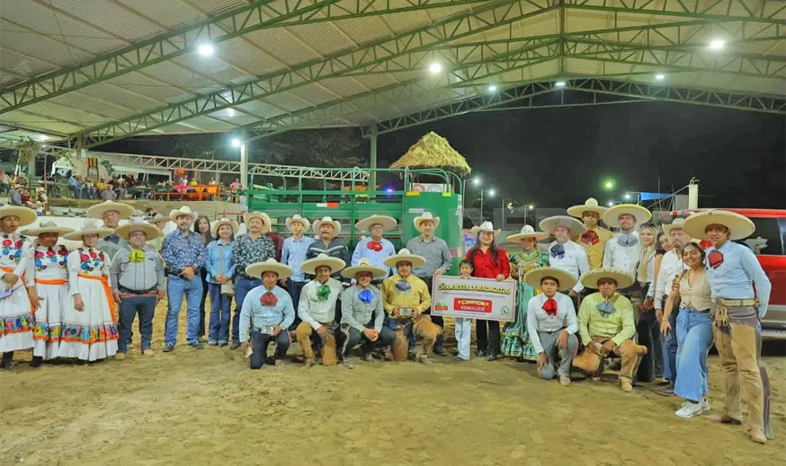 Autoridades municipales y organizadores encabezaron la premiación del evento. Cortesía