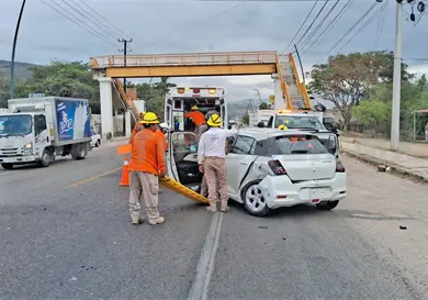 Da vuelta en “u”, choca y destroza su vehículo Da vuelta en “u”, choca y destroza su vehículo