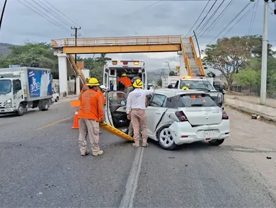Da vuelta en “u”, choca y destroza su vehículo Da vuelta en “u”, choca y destroza su vehículo