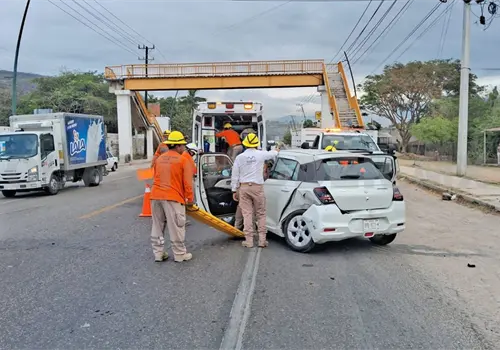 Da vuelta en “u”, choca y destroza su vehículo