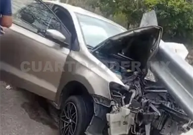 Conductor pierde el control y colisiona Conductor pierde el control y colisiona