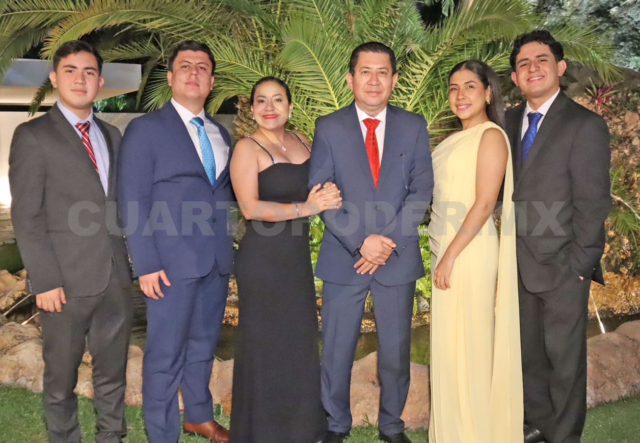 Luvia y Bernardino caminan juntos al altar