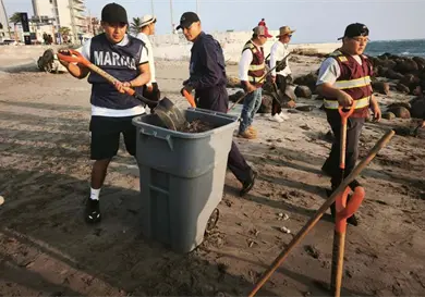 Limpian 34 playas por manchas de hidrocarburo Limpian 34 playas por manchas de hidrocarburo