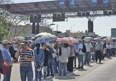 Maestros se retiran sin soluciones