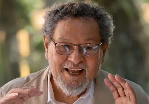 Élmer Mendoza recibe galardón