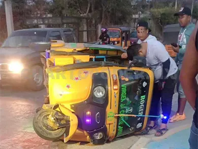 Se estrellan mototaxis por falta de precaución Se estrellan mototaxis por falta de precaución