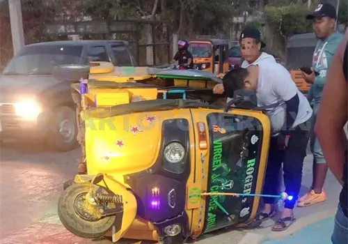 Se estrellan mototaxis por falta de precaución