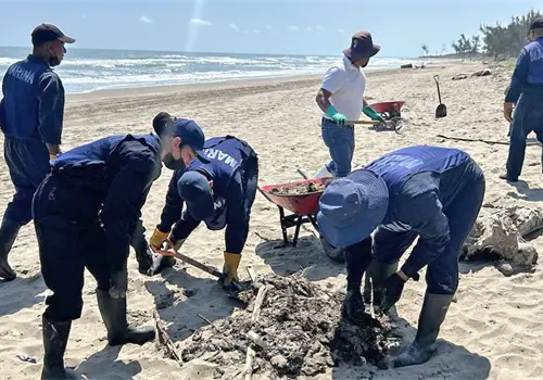 Aparece mancha de crudo en playas de Tuxpan Aparece mancha de crudo en playas de Tuxpan