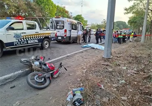 Tráiler atropella a una motocicleta; un deceso