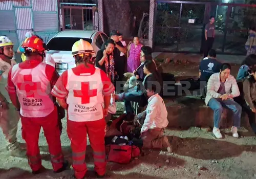 Vuelca colectivo tras choque; hubo 10 heridos