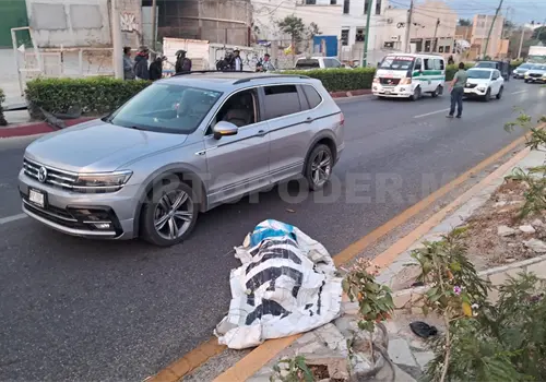 Moto mata a peatón; le amputó ambas piernas