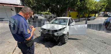 Se estampa contra la fachada de una casa