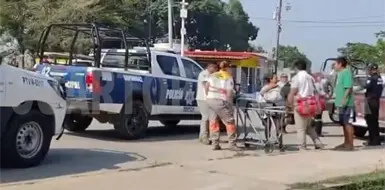 Termina malherido al impactarse en vehículo