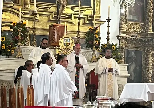 Obispo de SCLC y sacerdotes realizan misa crismal