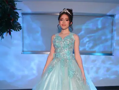 Majo celebra entre flores