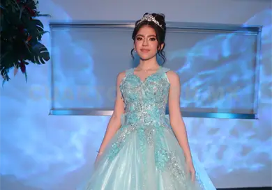 Majo celebra entre flores