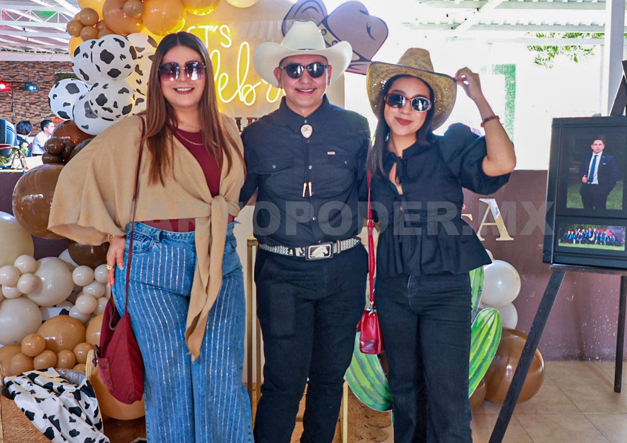 Alejandro celebra con birrete y velas