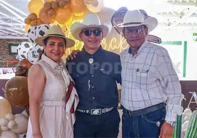Alejandro celebra con birrete y velas