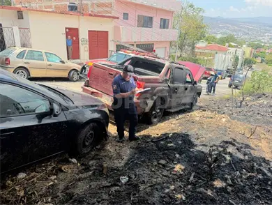 Incendio en terreno baldío afecta a par de vehículos