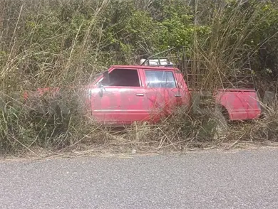 Pick up sale de la vía y acaba en la maleza