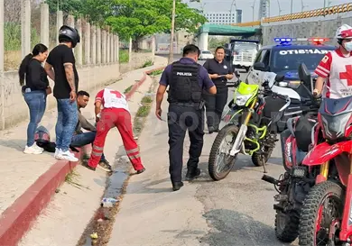 Atropella autobús a joven motociclista