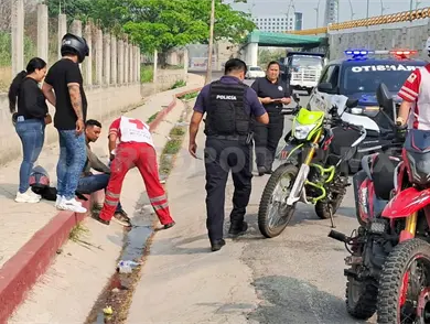 Atropella autobús a joven motociclista