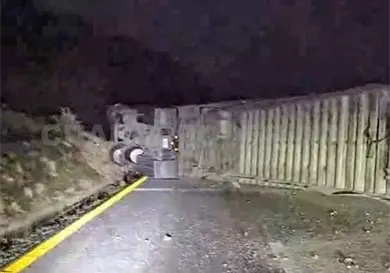 Vuelca tráiler y obstruye el paso hacia Pijijiapan