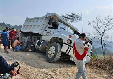 Volteo sale del camino y casi se desbarranca