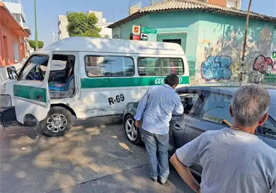Transporte público colisiona en un cruce de UnoXUno