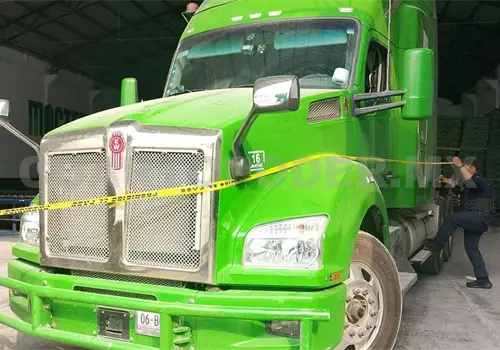 Encuentran muerto a chofer en su unidad