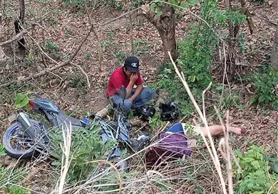 Pareja lesionada al caer en barranco con su moto