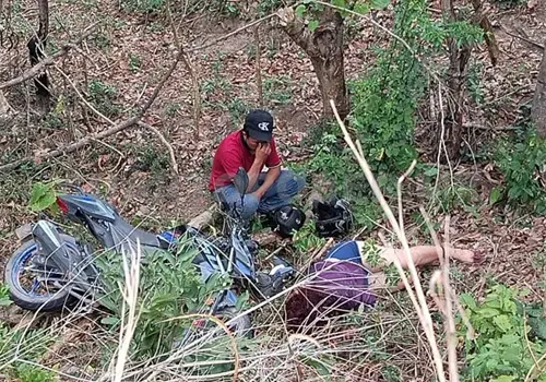 Pareja lesionada al caer en barranco con su moto