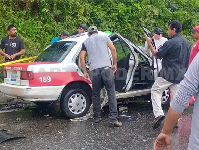 Conductor queda prensado tras colisión